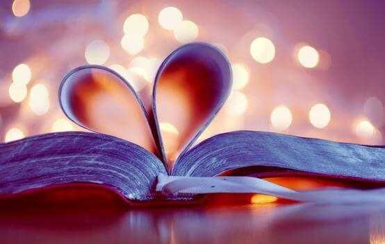 livre-avec-les-pages-en-forme-de-coeur